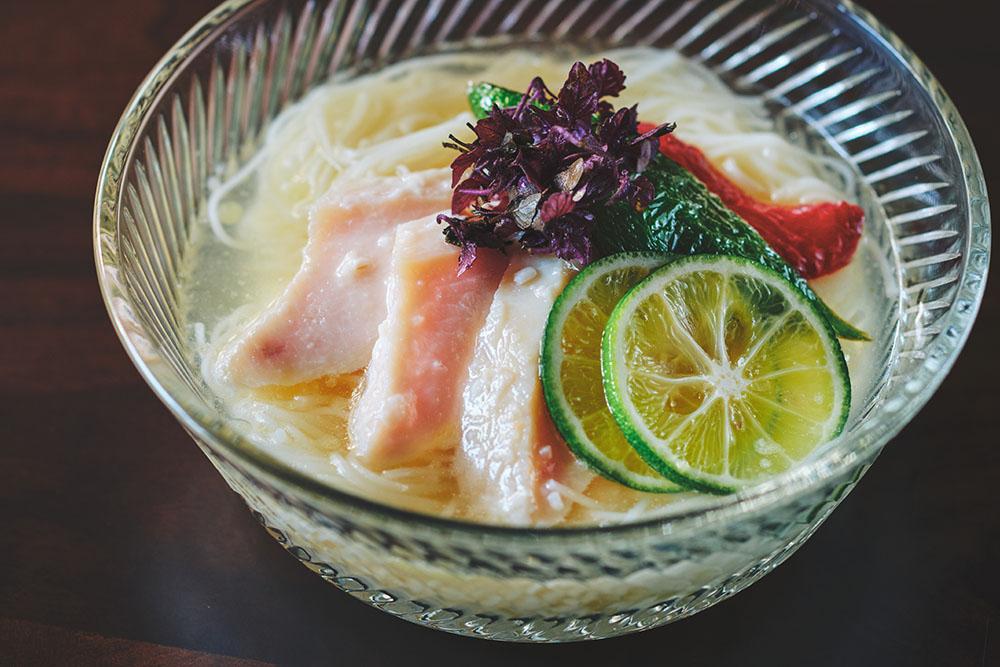 『麩屋町のざき』の「鶏の潮出汁と塩糀鶏ハムの冷素麺」