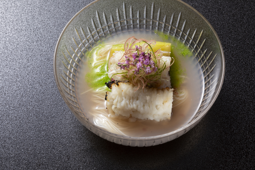 『お料理 山田』の「鱧と夏野菜の素麺 蜆出汁の梅干し擦り流し」