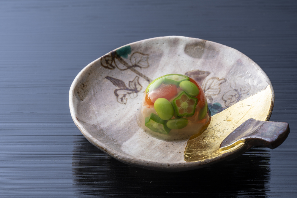 京都『瓢亭』の車エビと夏野菜 枝豆ゼリー寄せ