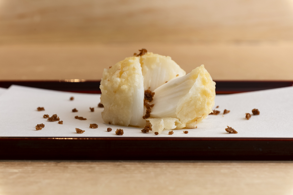 東京『てんぷら 近藤』の菊花カブの天ぷら 味噌塩