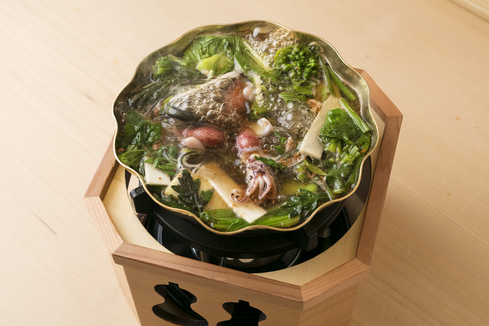 『銀座 奥田』のホタルイカと春雨の春菜鍋