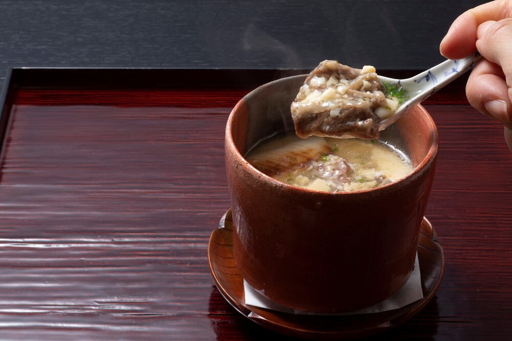 京都『祇園 いわさ起（き）』の牛テールの玉締め