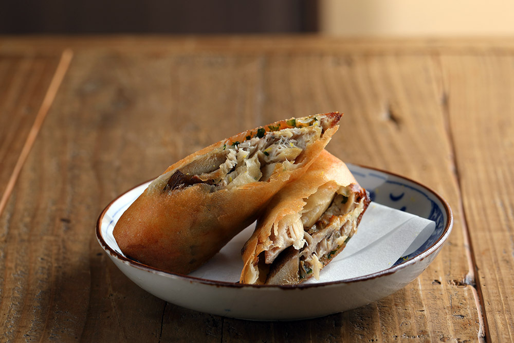 京都『月夜にコメと酒』の焼き鯖と煮ゴボウの春菊味噌春巻き