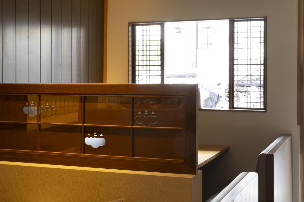 『うお佐』店内の欄間と建具