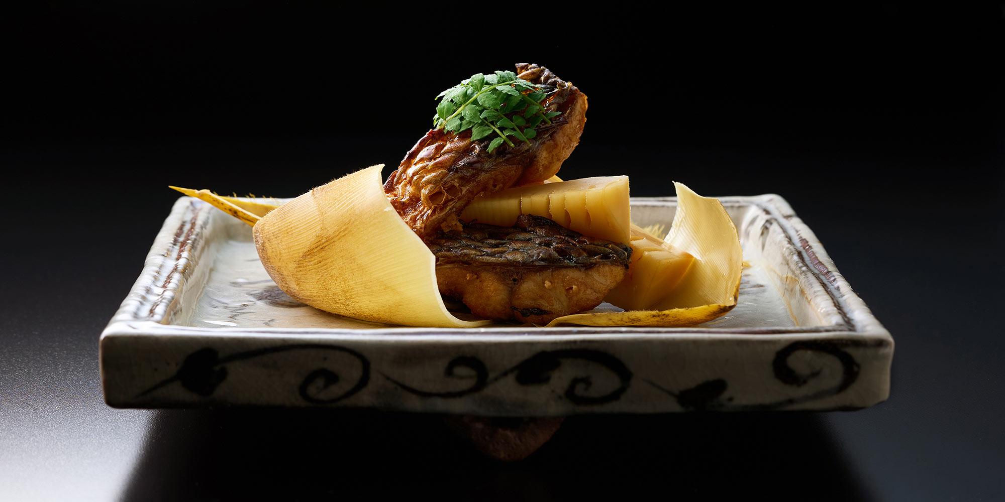 レシピ付き】鯉の松笠焼 筍合わせ——『小嘉津』早川友博さん作 ｜ WA