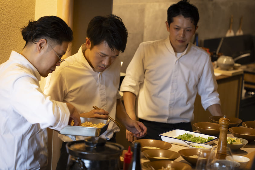 『ひがしやま司』宮下 司さん、発酵料理人・楠 修二さん、『cenci』中川寛大さん