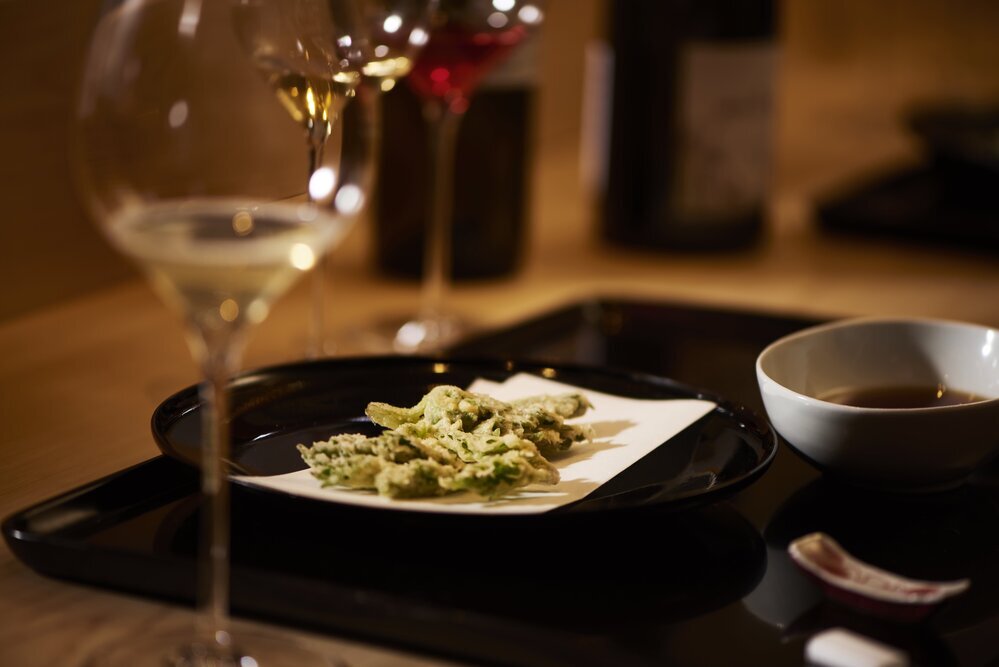山菜の天ぷらとワイン
