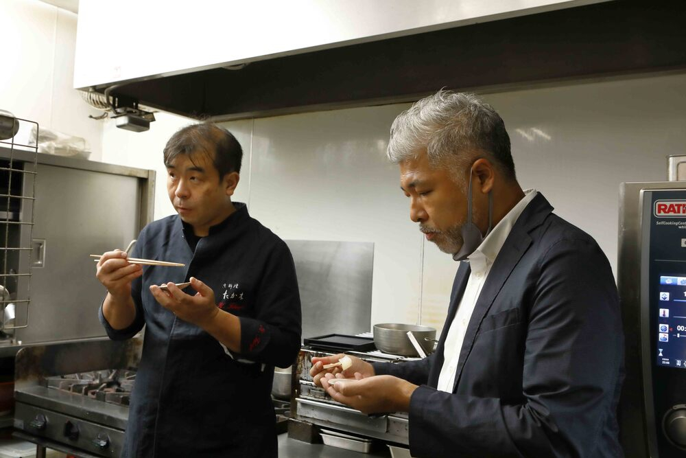『京料理たか木』店主の高木一雄さんと、農学博士の川崎寛也先生